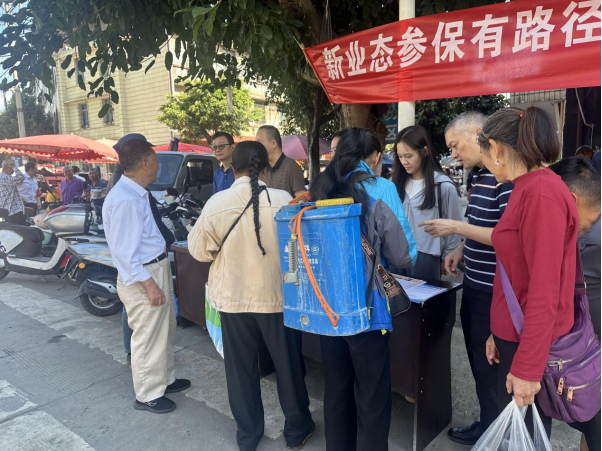 市社会保险事务中心深入开展“法治宣传月”进乡村（社区）宣传活动